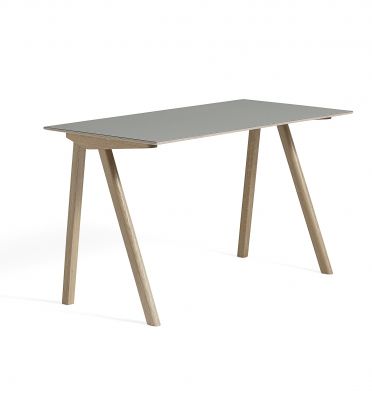Copenhague Table CPH 90 Schreibtisch von Hay mit grauer Tischplatte und Holzbeinen.